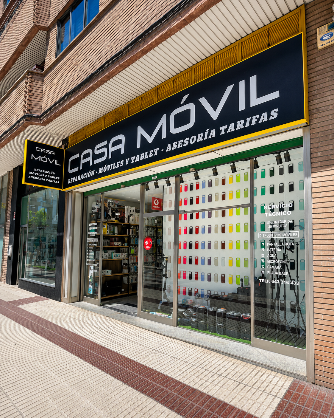 Fachada y escaparate de Casa Móvil en Tudela